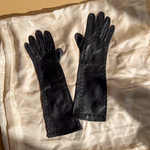 Vintage 1960s Black Leather Gloves With Stitching Details - Picture 3 of 8